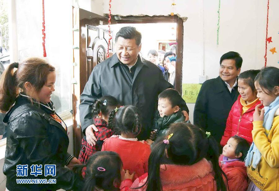 这是1月19日，习近平来到鲁甸县小寨镇甘家寨红旗社区过渡安置点，走进儿童活动室，同孩子们玩游戏。 新华社记者 鞠鹏 摄