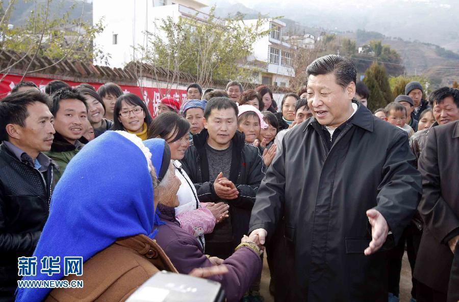 这是1月19日，习近平离开鲁甸县小寨镇甘家寨红旗社区过渡安置点时，同围拢过来的群众握手。 新华社记者 鞠鹏 摄