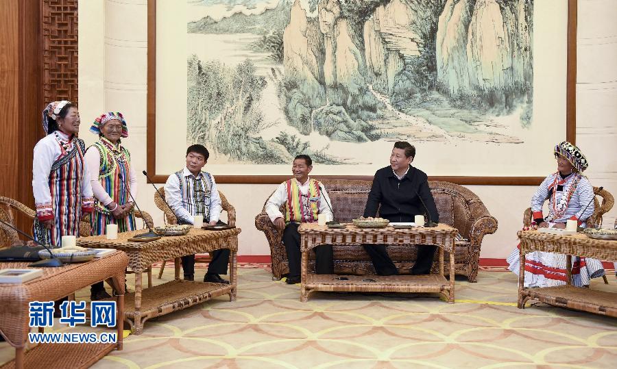 这是1月20日，习近平在仔细倾听两位独龙族妇女唱的民族特色歌曲。 新华社记者 张铎 摄 