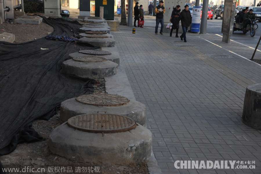 山东济南道边井盖加高 酷似&ldquo;坟堆&rdquo;引路人吐槽