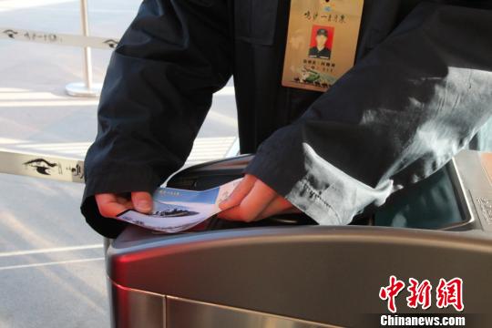 甘肃敦煌鸣沙山月牙泉景区。图为游客骑骆驼游玩。 刘玉桃 摄