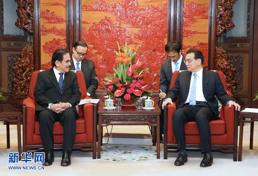 1月27日，国务院总理李克强在北京中南海紫光阁会见来华出席中国－印尼高层经济对话首次会议的印尼总统特使、经济统筹部长索菲安。 新华社记者 马占成 摄