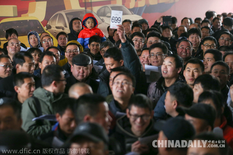 北京：第二批中央公车拍卖热度不减 竞拍者频频举牌&ldquo;不手软&rdquo;