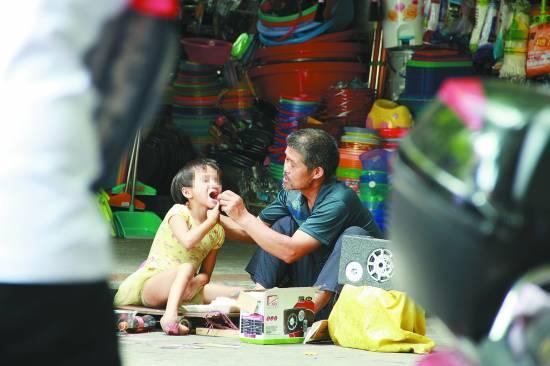 残疾女童随养父乞讨 十年间多次救助未果(图)