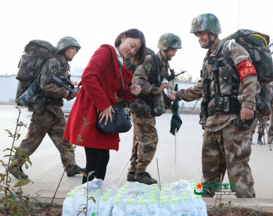 任志刚与妻子相见。