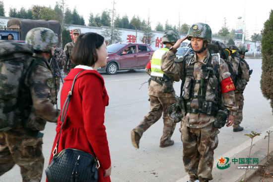 任志刚跑了两步又突然回头,给妻子敬了一个军礼。