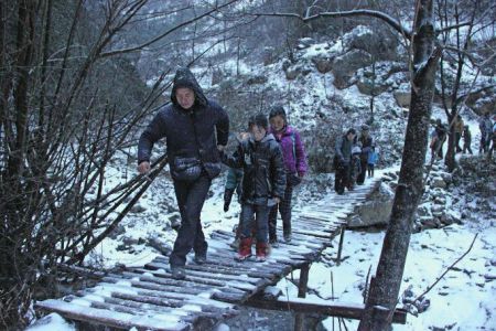 对汉中镇巴县观音镇八角庙村的22名孩子来说，上学虽是幸福的事，但上学的路却充满了艰辛。每天一早，他们都需爬山、过河后才能到达学校上学。这种状态，对于这里的孩子们而言，已长达十余年之久了。