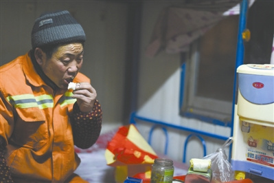 探问环卫工“免费”背后:是慈善还是炒作噱头(图)