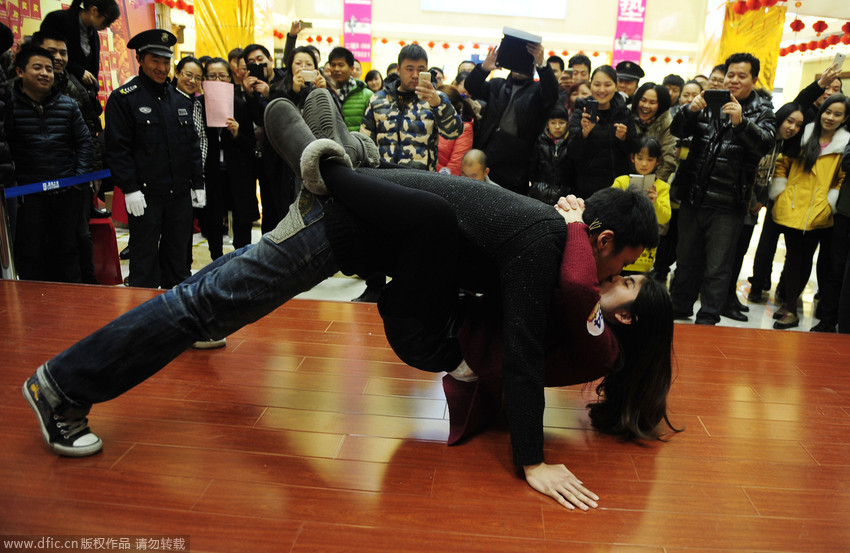 江苏无锡举办接吻大赛赢iphone6 奇葩姿势一箩筐引围观