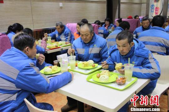 新疆昌吉近千名环卫工免费吃上热乎早餐（图）