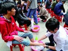 广州一公司发&ldquo;奇葩年终奖&rdquo;：老板为员工洗脚