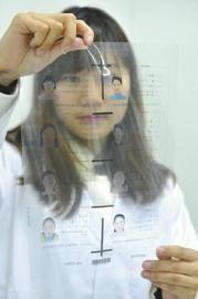 揭秘身份证制作过程:23岁女孩一天验2万个头像