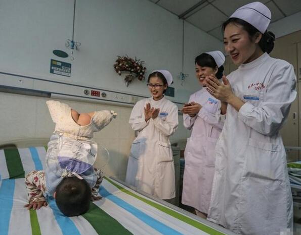 四岁截肢男童小峰跳最心酸小苹果/组图