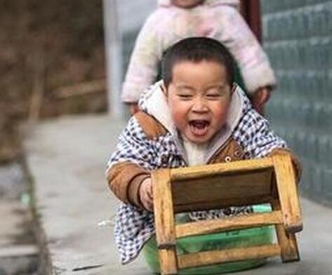 双腿截肢男孩病榻上乐观跳舞感动社会