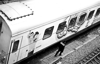 各种&ldquo;冠名号&rdquo;列车火车站扎堆出现成春运新风景