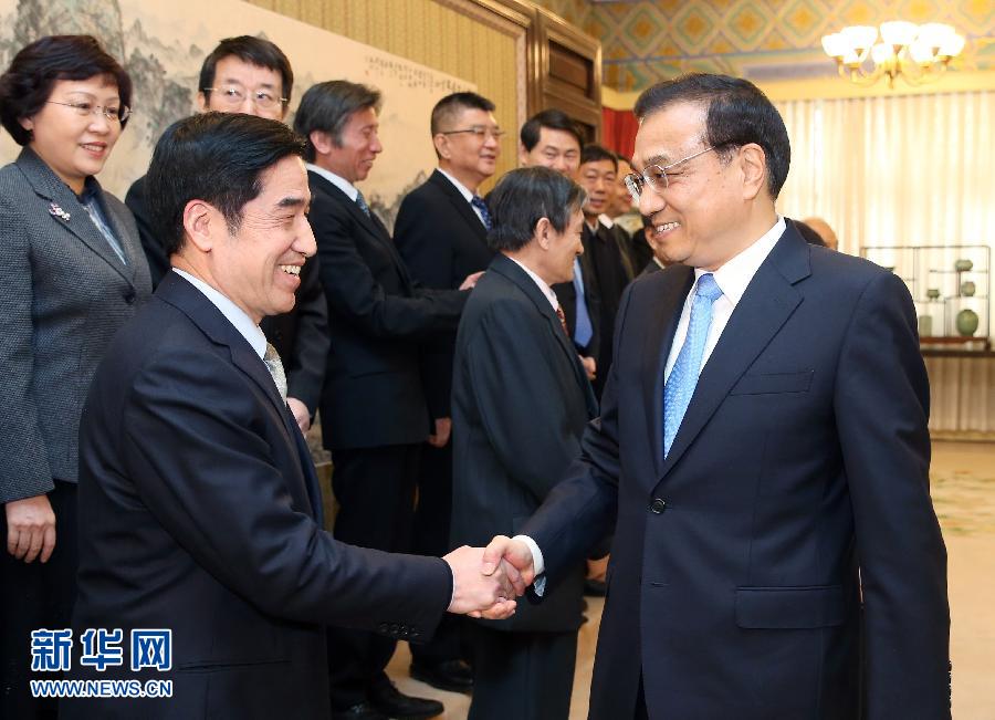 2月9日，中共中央政治局常委、国务院总理李克强在北京中南海紫光阁向新聘任的国务院参事和新聘中央文史研究馆馆员颁发聘书并与大家座谈。这是李克强与受聘人员握手。新华社记者 姚大伟 摄