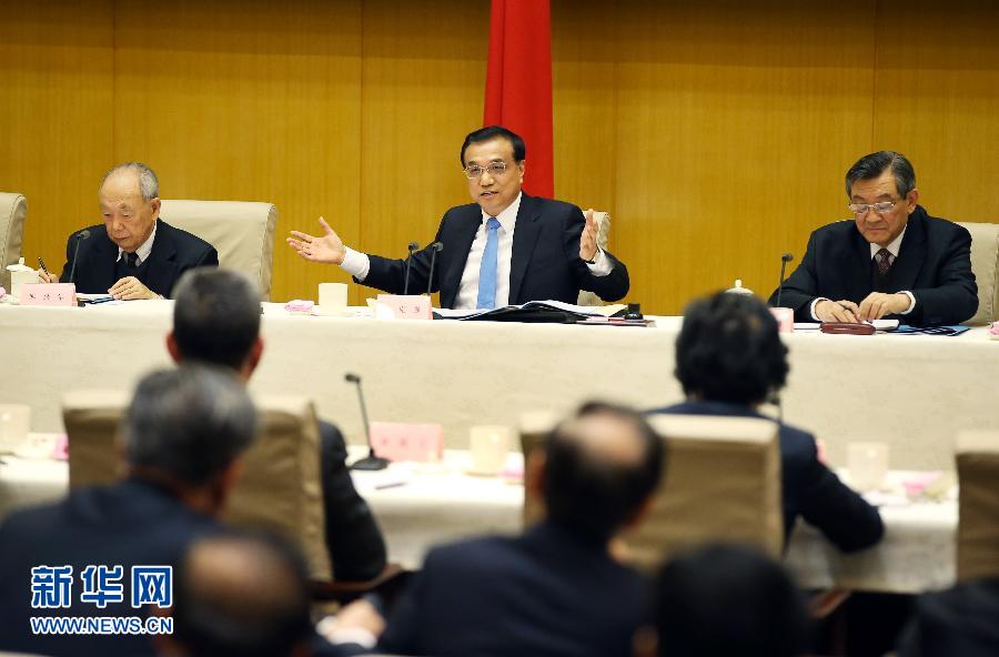 2月9日，中共中央政治局常委、国务院总理李克强在北京中南海紫光阁向新聘任的国务院参事和新聘中央文史研究馆馆员颁发聘书并与大家座谈。这是颁发聘书后，李克强与大家座谈。新华社记者 姚大伟 摄