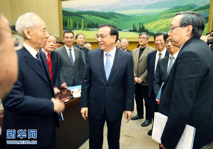 2月9日，中共中央政治局常委、国务院总理李克强在北京中南海紫光阁向新聘任的国务院参事和新聘中央文史研究馆馆员颁发聘书并与大家座谈。这是座谈会后，李克强与大家进行交流。新华社记者 姚大伟 摄