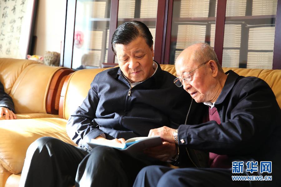 这是2月9日，刘云山看望原新闻出版署署长、著名出版家宋木文。 新华社记者丁林摄