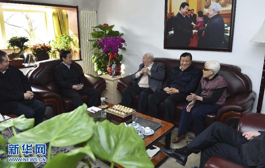 这是2月9日，刘云山看望中国作协名誉委员、著名少数民族作家玛拉沁夫。 新华社记者 张铎 摄