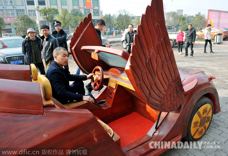 江西广丰一农民耗时半年自制红木敞篷跑车拉风上路