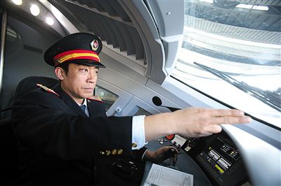 地面标识手势，司机在行进过程中看到地面断电、合电或信号标识，通过手势确认提醒。