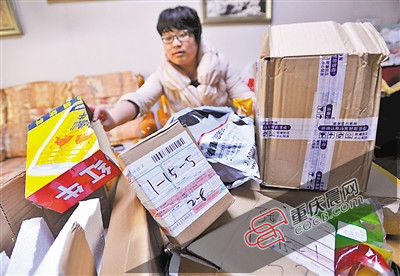 昨日，渝北区黄泥塝，张女士在楼道找到一堆被偷拿的快递包裹，有自己的也有邻居的。包裹已经被打开，有些东西被拿走。