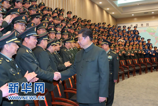 这是习近平在陕西省军区办公楼大会议室，接见驻西安部队正师职以上领导干部和副师级单位主官。新华社记者李刚摄