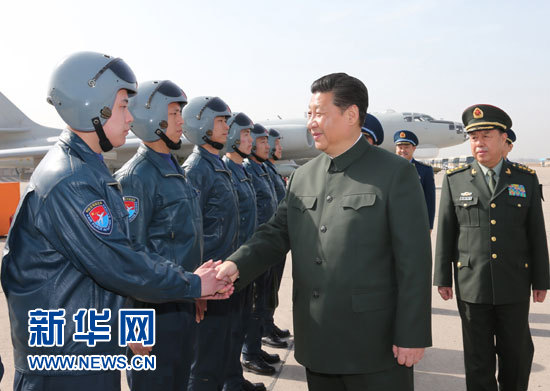 这是习近平同空军航空兵某团飞行机组和机务人员握手交谈。新华社记者李刚摄