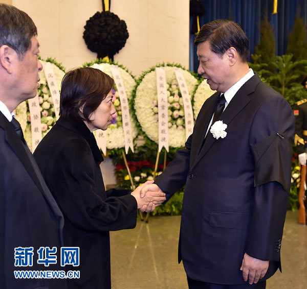 2月17日，邓力群同志遗体在北京八宝山革命公墓火化。习近平、李克强、张德江、俞正声、刘云山、王岐山、张高丽等前往八宝山送别。这是习近平与邓力群亲属握手，表示深切慰问。 新华社记者 李涛 摄