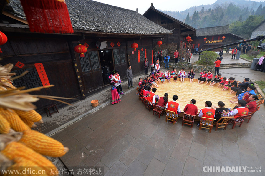 家族世界最大洗脚盆里泡脚 原生态文化快乐过除夕