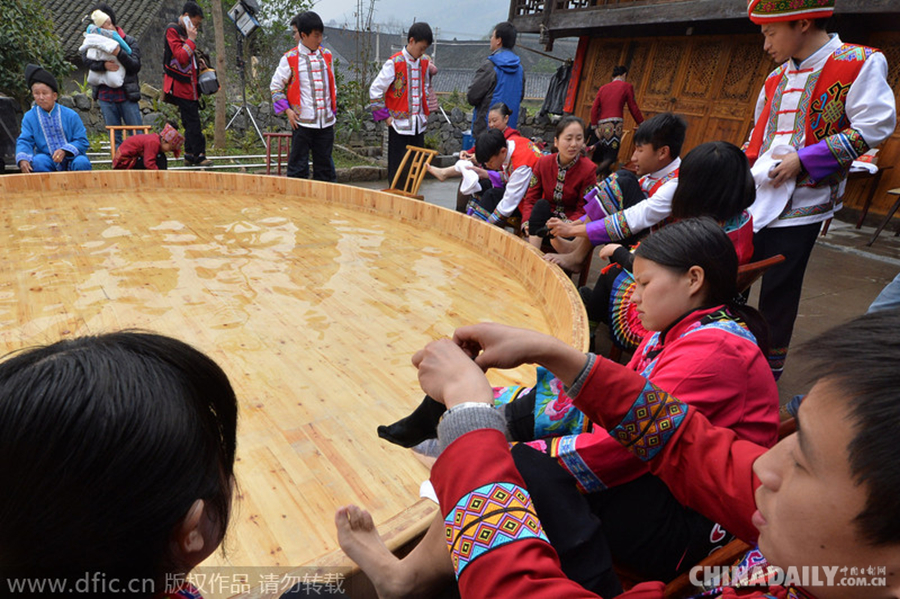 家族世界最大洗脚盆里泡脚 原生态文化快乐过除夕