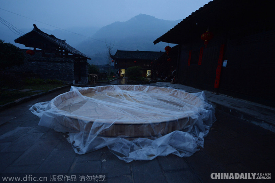 家族世界最大洗脚盆里泡脚 原生态文化快乐过除夕