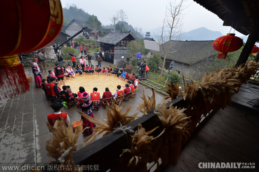 家族世界最大洗脚盆里泡脚 原生态文化快乐过除夕