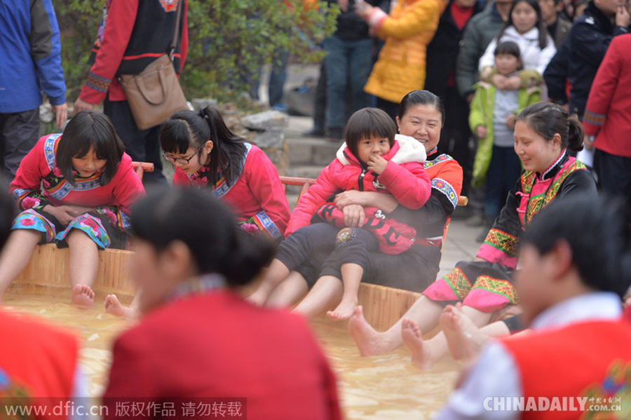 家族世界最大洗脚盆里泡脚 原生态文化快乐过