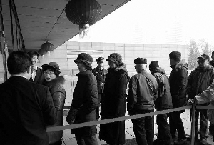 昨天早上活动开始前,国图门口已经排起了长队,王爱荣就在第一名。供图/国家图书馆