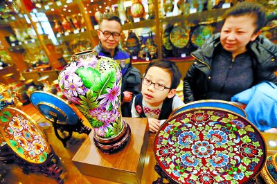 昨天，市民在北京市珐琅厂参观铜胎掐丝珐琅&ldquo;繁花似锦瓶&rdquo;，市民可以在初二至初十该厂举办的景泰蓝皇家艺术庙会上欣赏到包括&ldquo;繁花似锦瓶&rdquo;在内的众多景泰蓝精品。本报记者