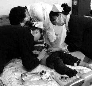 北医三院的医生和护士正在对孩子进行抢救。