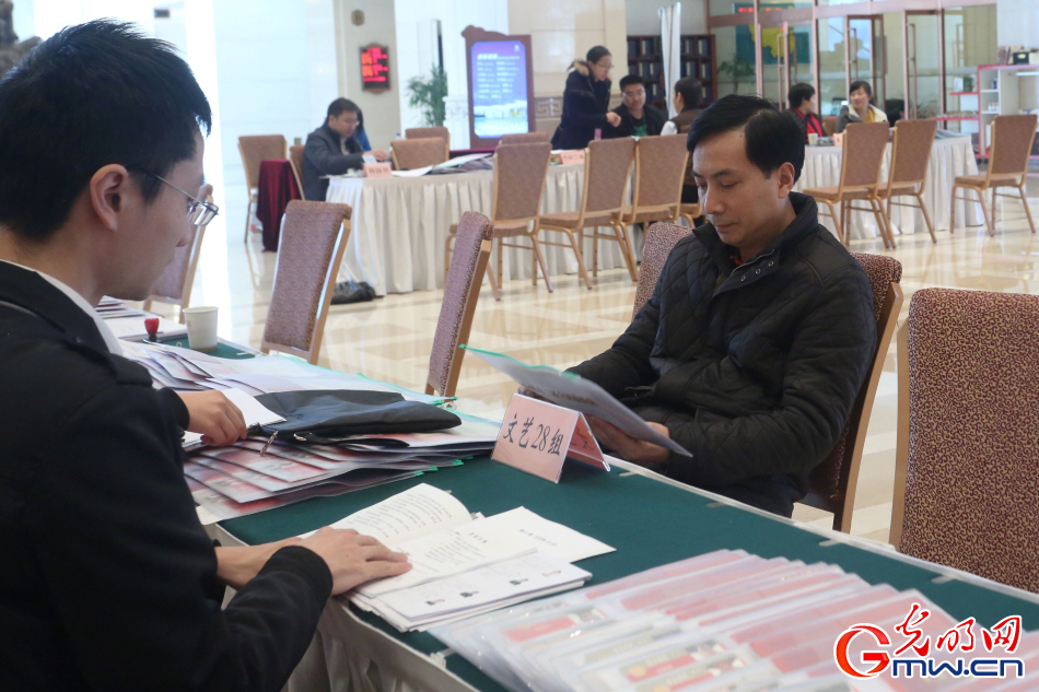 两会开幕在即 赵本山完成报到程序