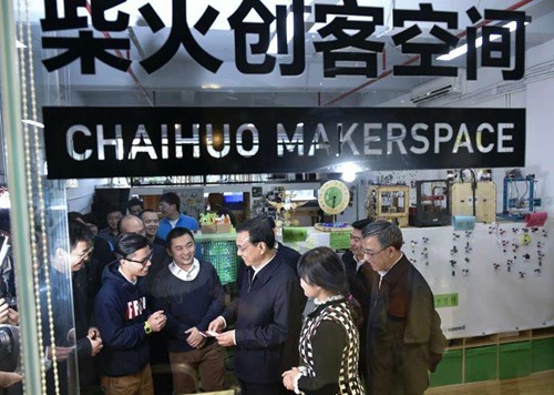 1月4日，新年第一个工作日，正在深圳考察的国务院总理李克强来到柴火创客空间，体验各位年轻&ldquo;创客&rdquo;的创意产品。