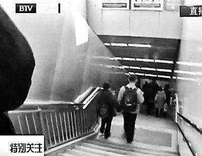 男子走进地铁站后摇身一变成了腿部残疾人