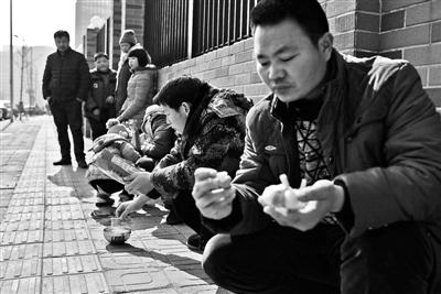 山东蒜农被韩国退货后负债百万 春节在京讨说法