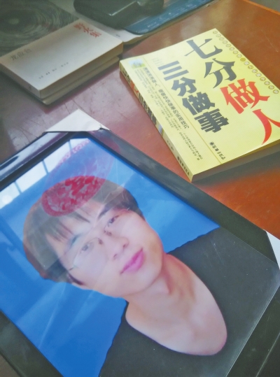 救人英雄孟瑞鹏的遗照和他生前所看的书