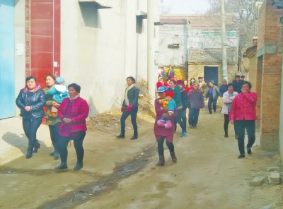 乡亲们纷纷来吊唁孟瑞鹏