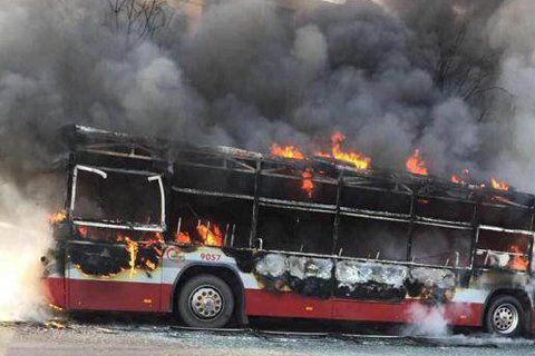 北京海淀一辆运通112公交车今晨自燃 无人员伤亡