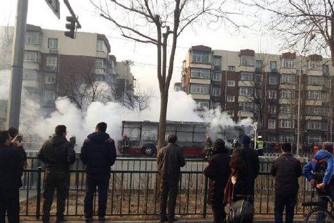 北京海淀一辆运通112公交车今晨自燃 无人员伤亡