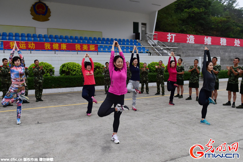 广东武警警花教授瑜伽庆三八佳节