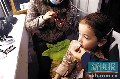 6岁混血童模拍10小时 日赚1万5千元(图)