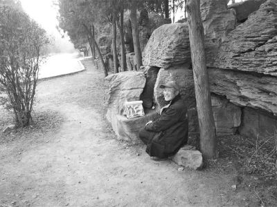 景区游玩偶遇作画老人