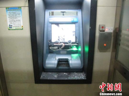 “淡定哥”扛锄头抢银行想钱想疯进来就一顿猛挖